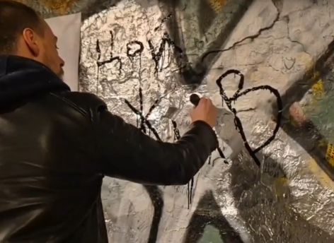 «Цой жив, Техник мертв»: фанаты «Кино» заклеили стену на Арбате после надписи о рэпере