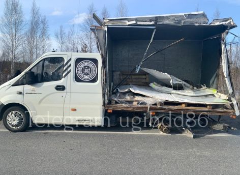 ​Не заметил ‒ врезался: на трассе Сургут-Нижневартовск произошло ДТП с участием КАМАЗа и ГАЗа