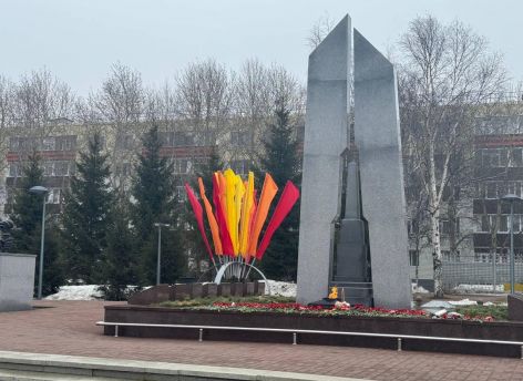 Город к празднику готов: в Сургуте устанавливают новые композиции к 80-летию Победы