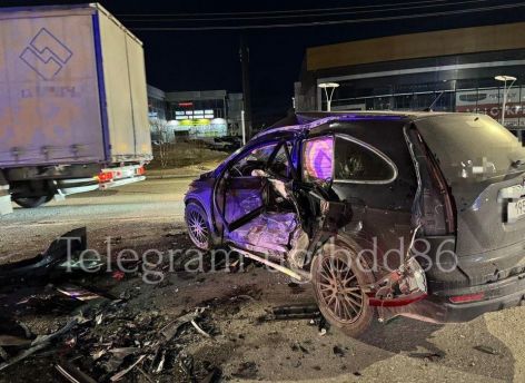 В Сургуте произошло жесткое ДТП с тремя пострадавшими: авто отбросило на встречную полосу