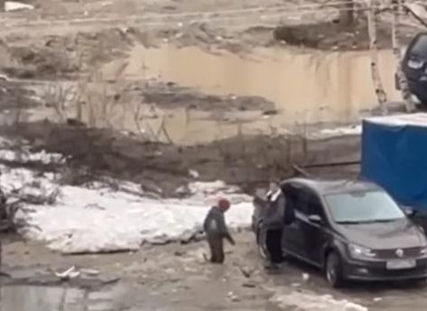 Сургутское болото у дома: ребенок застрял по колено в грязи