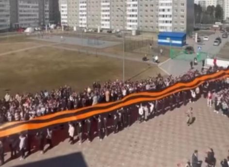80-метровая Георгиевская лента и венский вальс ‒ в школе №9 Сургута отметили 9 Мая