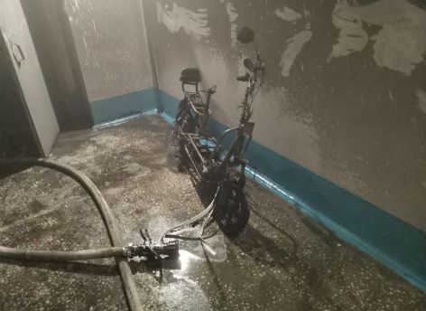 В Сургуте загорелся электросамокат прямо в подъезде