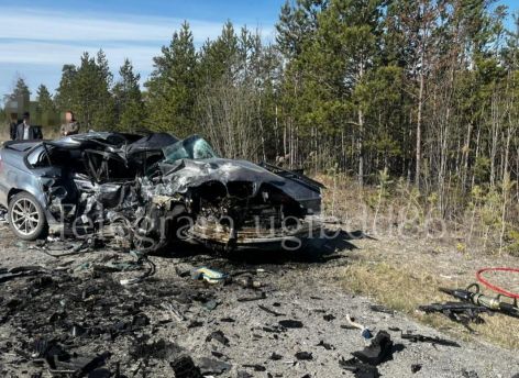 На трассе Сургут ‒ Когалым разбились два автомобиля, погиб пассажир