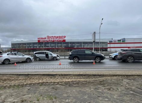В Нижневартовске столкнулись четыре автомобиля: пострадал один человек