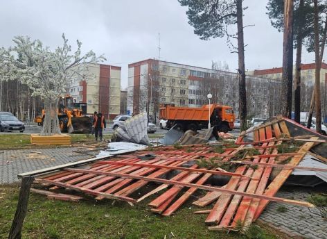 ​На Когалым обрушился шквалистый ветер: повреждены здания, деревья и автомобили