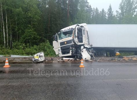 Водитель выехал на встречку и влетел в большегруз на трассе ХМАО