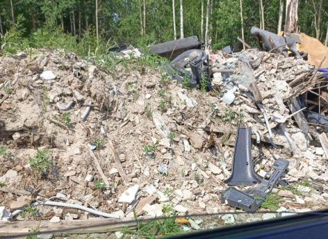 Мусорные горы на улице Глухова: в Сургуте образовалась несанкционированная свалка