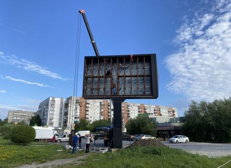 У Центрального рынка в Сургуте убирают многолетний медиаэкран