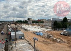 Стройка железнодорожного вокзала в Сургуте потихоньку продвигается // ФОТОФАКТ