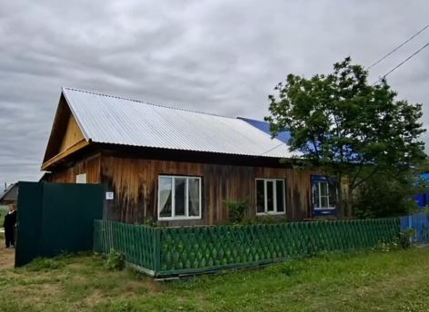 По поручению губернатора Тюменской области матери троих бойцов отремонтировали кровлю