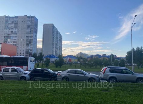 В Нижневартовске водитель устроила цепное ДТП с четырьмя машинами