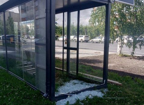 Не дожила до установки: в Сургуте повредили новую остановку