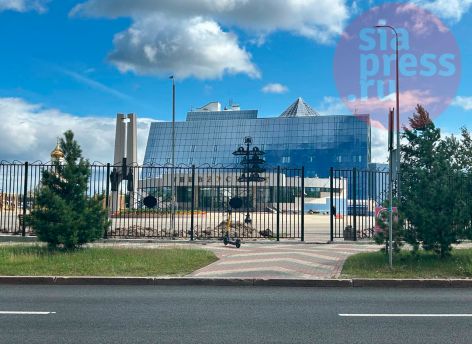 Вокруг главного корпуса СурГУ установили высокий забор