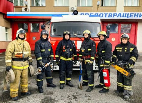 В Сургуте пожарные вынесли из огня двух кошек