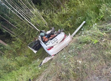 ​«Toyota» в смятку, два водителя в больнице: на трассе под Нефтеюганском произошла жуткая авария