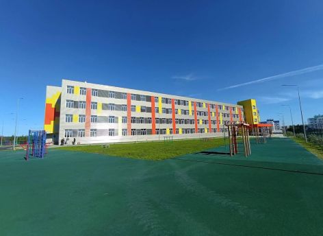 В Сургутском районе построили школу с бассейном и телестудией