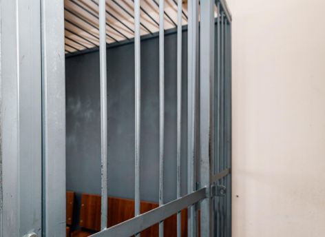 Свобода длилась 24 дня: югорчанка ударила подругу ножом и вернулась за решетку