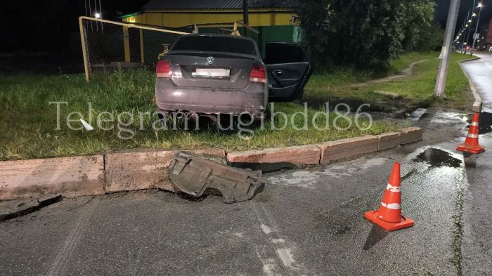 ​В Нижневартовске автомобиль съехал с дороги и врезался в бордюр