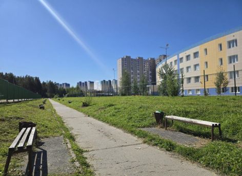 Тротуар поднимут, бордюры уложат: в Сургуте обустроят маршрут к школе №9