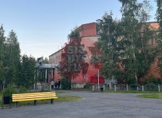 ​Подростки снова облюбовали «Аврору» в Сургуте, несмотря на обещания властей снести здание