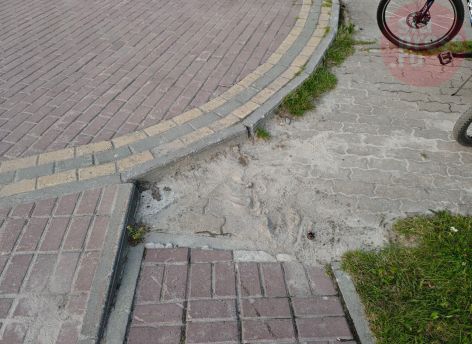 Доступная среда по-сургутски: в сквере Старожилов нашли опасный пандус // ФОТОФАКТ