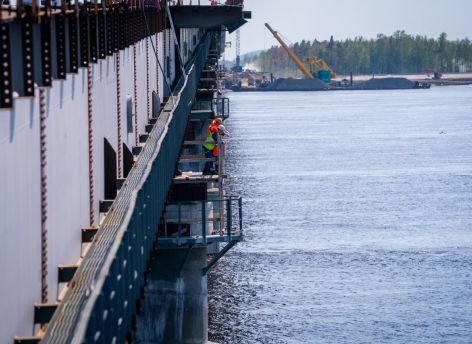 Строительство второго моста через Обь в районе Сургута близится к завершению