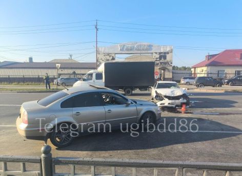 В Нижневартовске Volkswagen влетел в Toyota при выезде со двора: есть пострадавшие