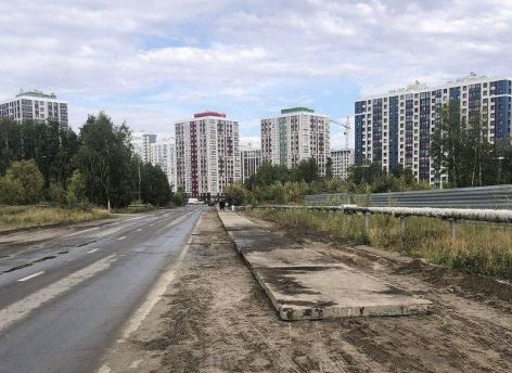 В 30-м микрорайоне Сургута уложили временный тротуар