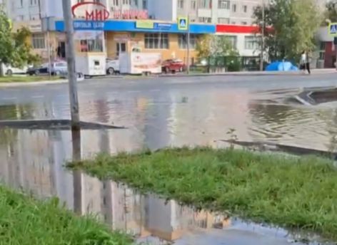В Сургуте ливень затопил улицу Югорскую