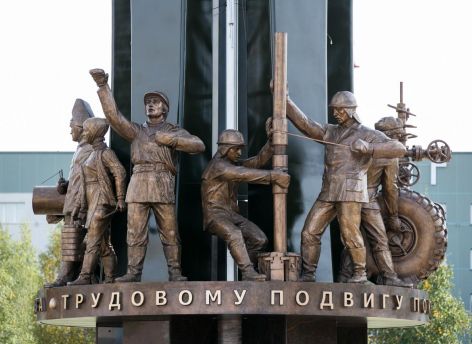 В Сургуте восстанавливают памятник нефтяникам