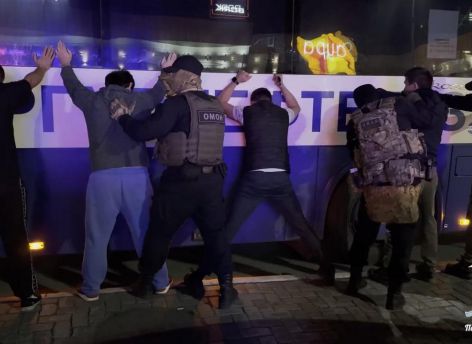 В Сургуте у ТЦ «Аура» проверили десятки мигрантов
