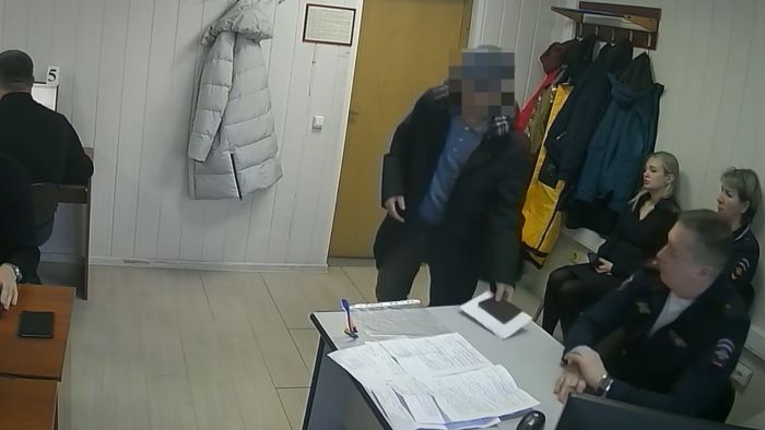​Житель Сургута пытался сдавать экзамен в ГАИ за других и получил приговор