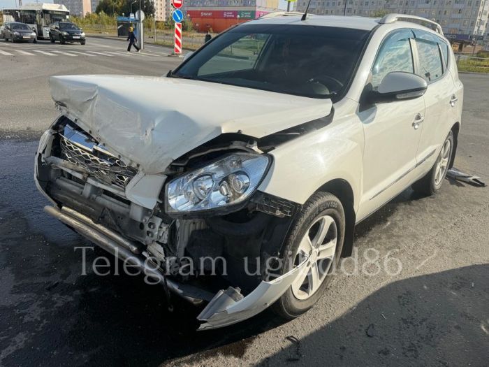 ​В Нижневартовске водитель Hyundai поехал на красный и спровоцировал ДТП 