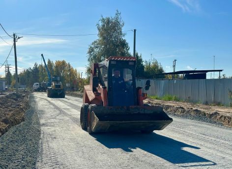 В Сургуте строят новую дорогу на улице Тюменской и благоустраивают Чернореченское кладбище