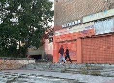 ​«Аврору» снесут, а соседний недострой останется? Депутаты Думы Сургута требуют снести все и не строить ТЦ на этом месте