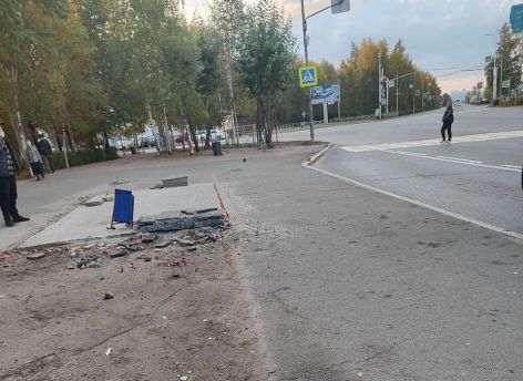 Бетон вместо остановки: в центре Сургута исчез остановочный павильон