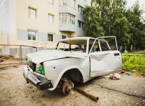 С улиц Сургута за 2025 год вывезли более 400 брошенных автомобилей