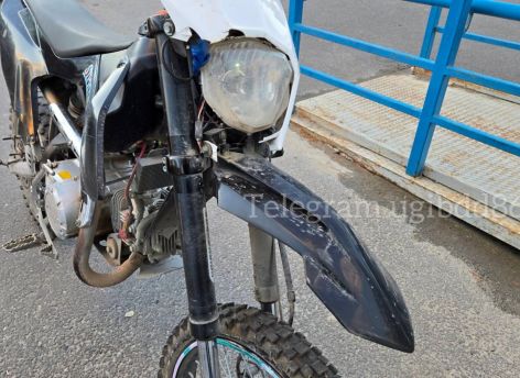 В ХМАО мотоцикл с подростками перевернулся после удара о бордюр