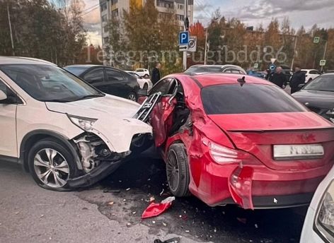 У ТЦ «Ярославна» в Сургуте столкнулись четыре машины: пострадал пешеход