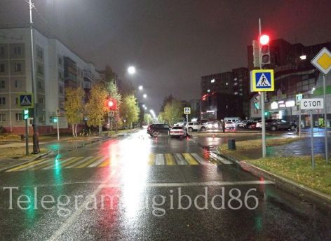 В Сургуте два водителя проигнорировали красный свет и столкнулись на перекрестке
