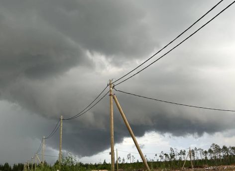 В Сургуте начали убирать провода со столбов