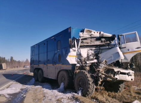На трассе под Нижневартовском столкнулись два КамАЗа: есть погибший