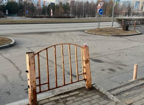 ​В Сургуте спорят о ржавом заборе на проспекте Мира. Срезать или оставить ради безопасности?
