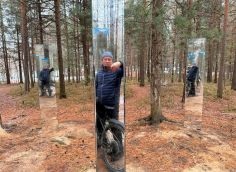 ​В парке «За Саймой» установили зеркальные столбы ‒ жители недоумевают, зачем