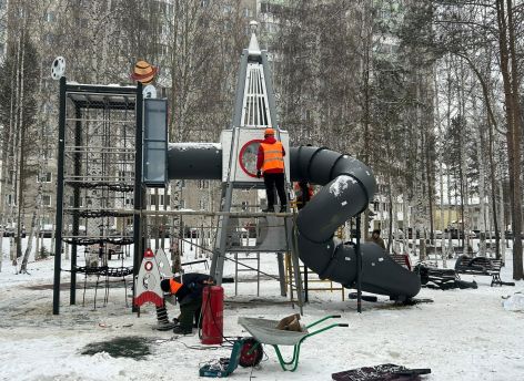 ​В Сургуте завершается строительство детской площадки в парке 20А микрорайона