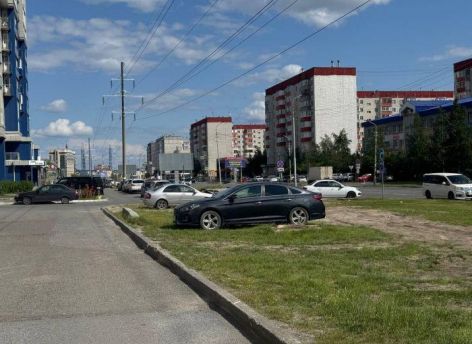 В Сургуте с начала года выявили более трех тысяч случаев парковки на газоне. Всех оштрафовали