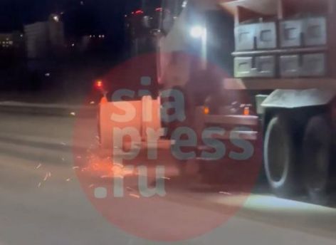 Уборка снега в Сургуте «с огоньком» // ВИДЕОФАКТ