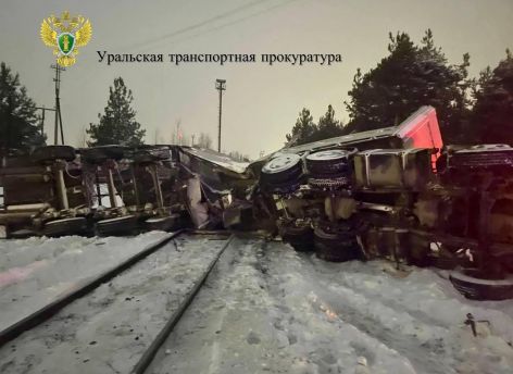 На переезде под Сургутом столкнулись поезд и грузовик