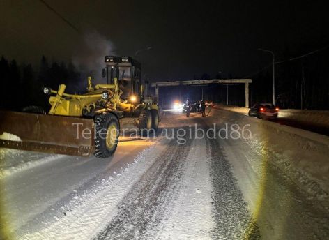 Под Нижневартовском легковушка после столкновения врезалась в автогрейдер
